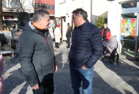 TRIJE DOBRI MOŽJE, ROMANA KRAJNČAN IN JELENI PRIREDITEV PRED KULTURNIM DOMOM 13 FOTO LJUBO VUKELIČ